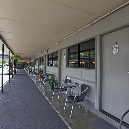 Tandara Hotel Motel Sarina Bagian luar foto