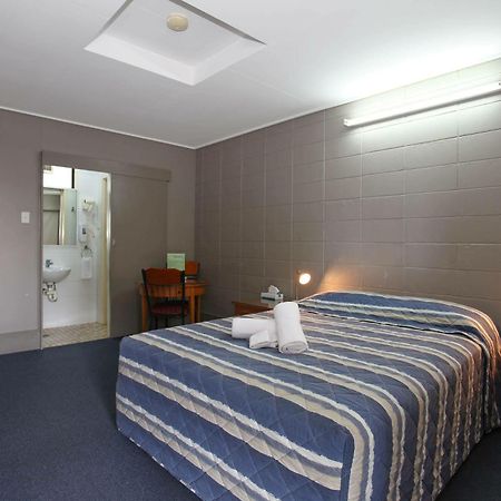 Tandara Hotel Motel Sarina Bagian luar foto