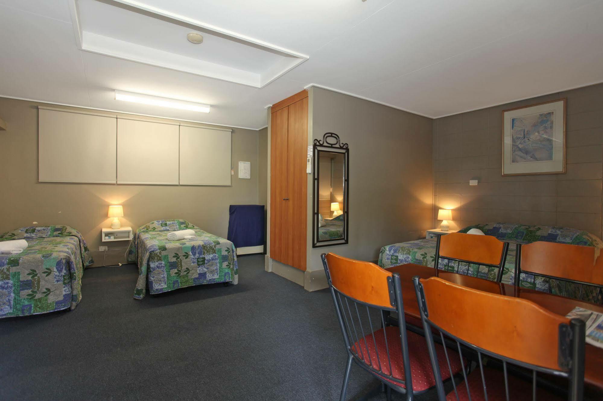 Tandara Hotel Motel Sarina Bagian luar foto