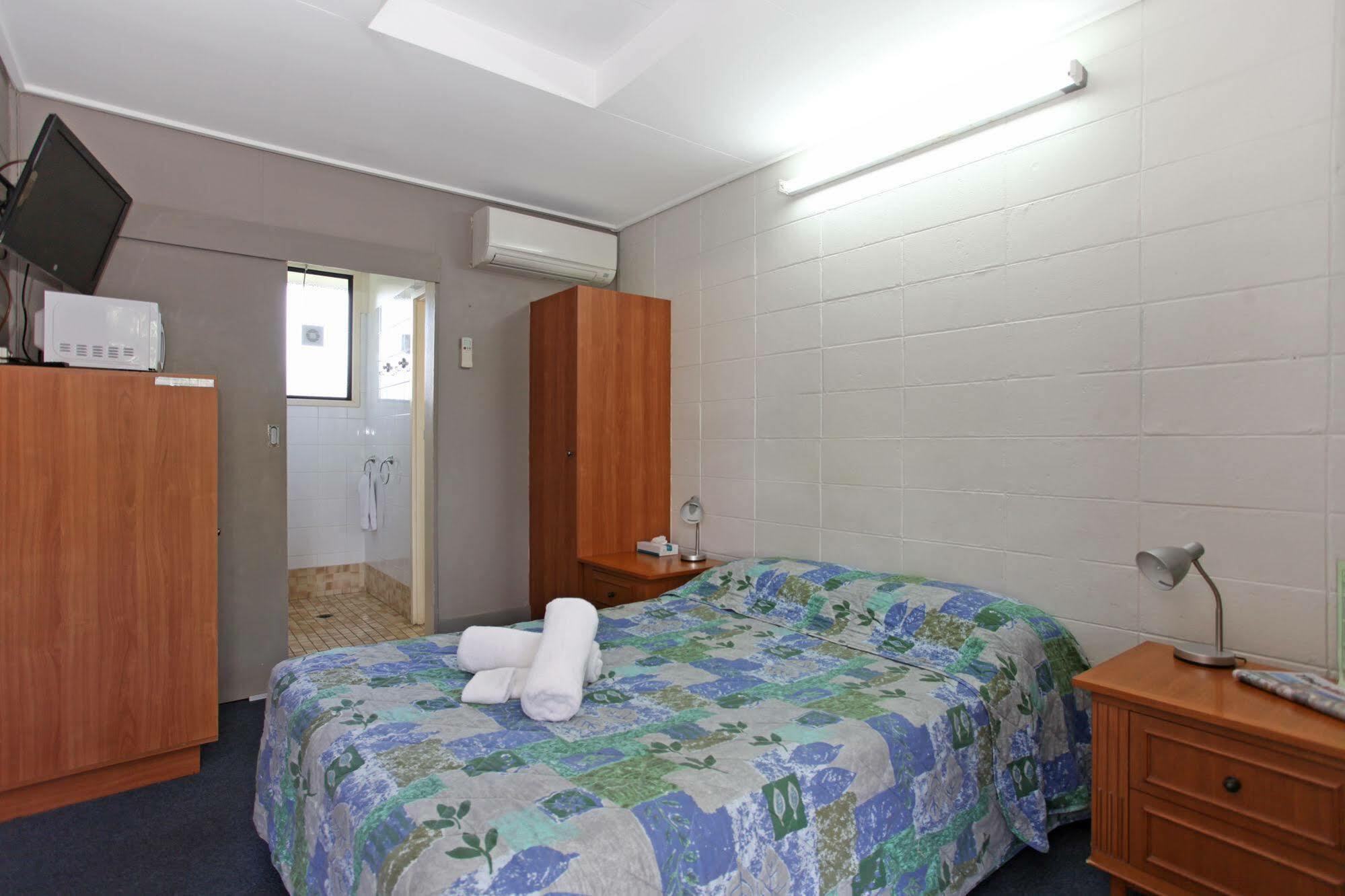 Tandara Hotel Motel Sarina Bagian luar foto
