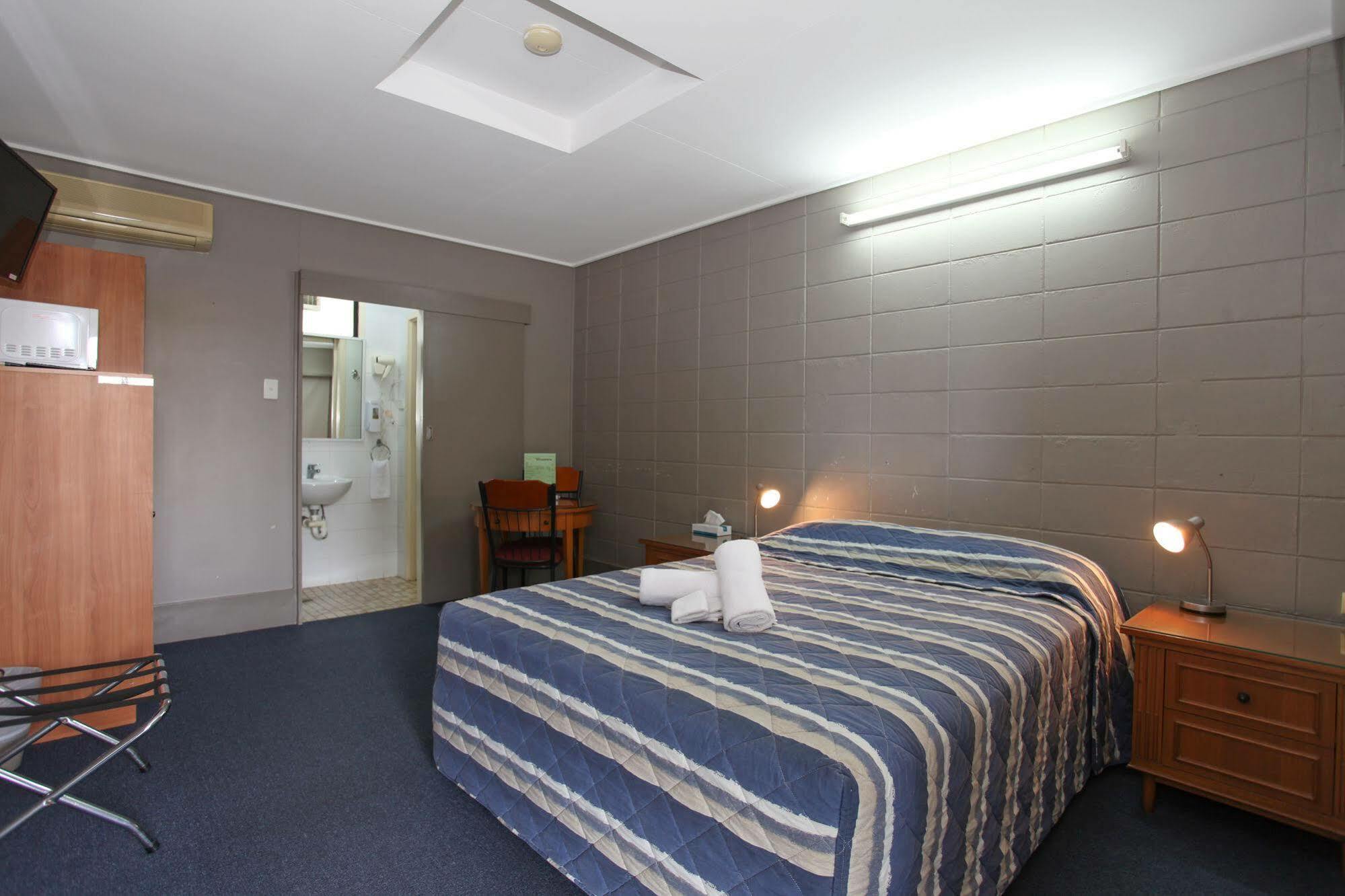 Tandara Hotel Motel Sarina Bagian luar foto