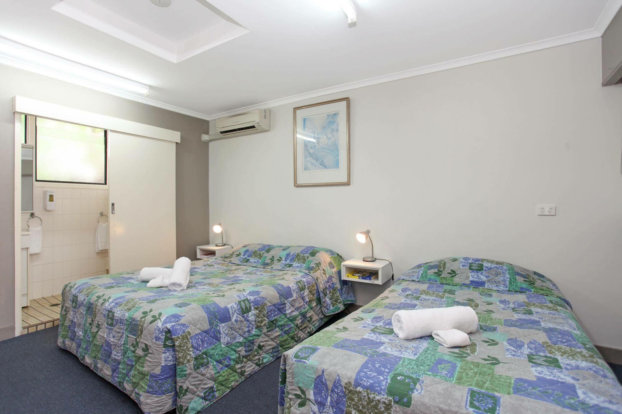 Tandara Hotel Motel Sarina Bagian luar foto