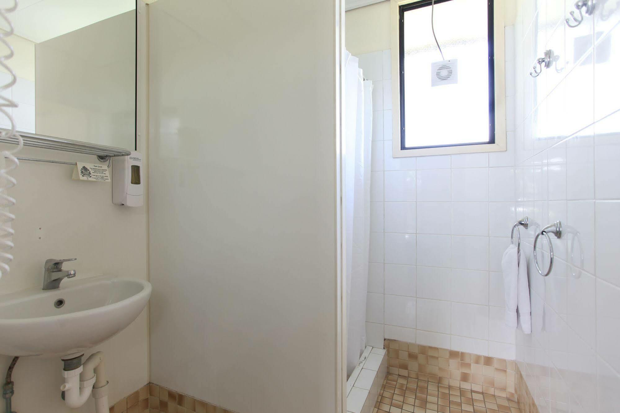 Tandara Hotel Motel Sarina Bagian luar foto