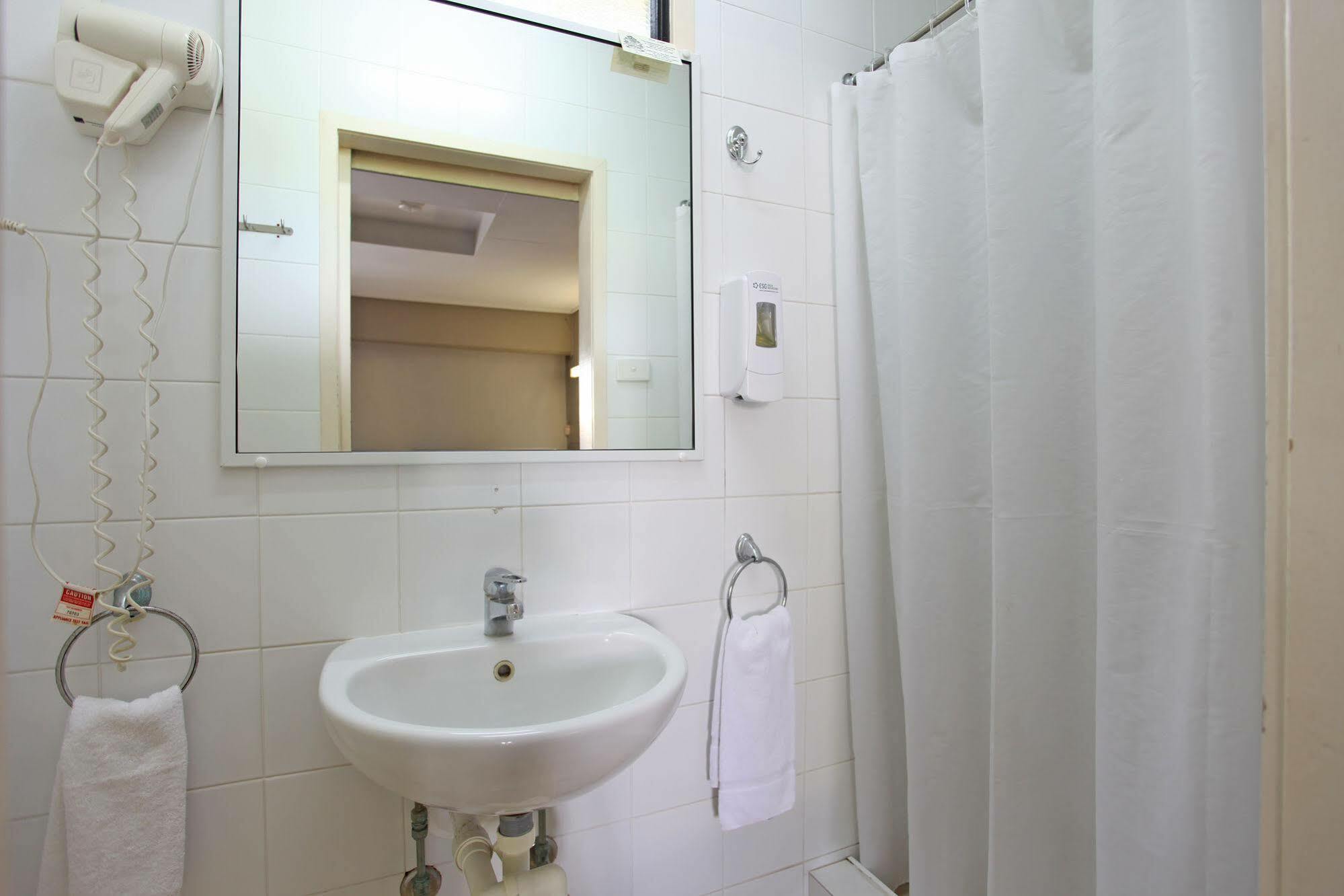 Tandara Hotel Motel Sarina Bagian luar foto