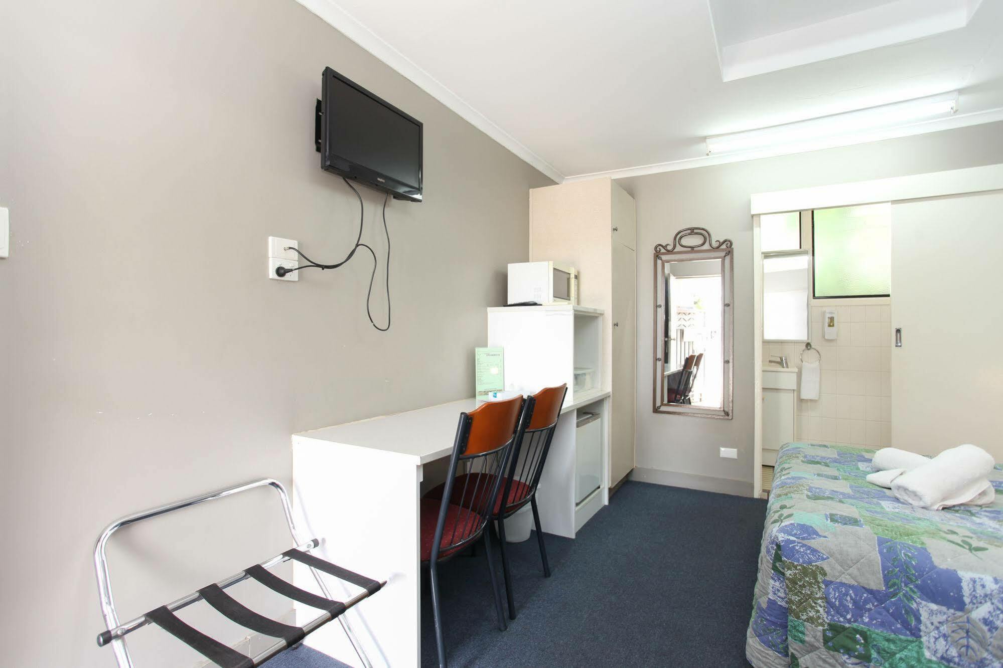 Tandara Hotel Motel Sarina Bagian luar foto