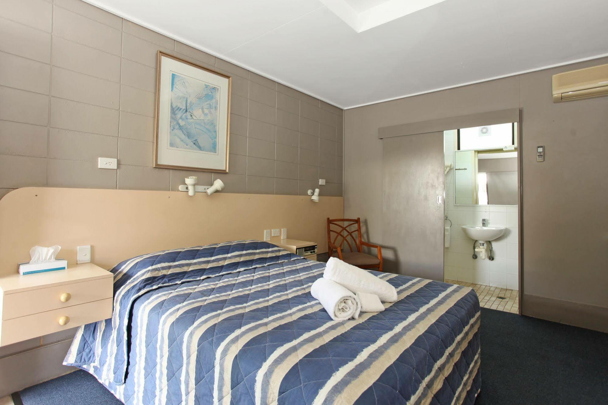 Tandara Hotel Motel Sarina Bagian luar foto