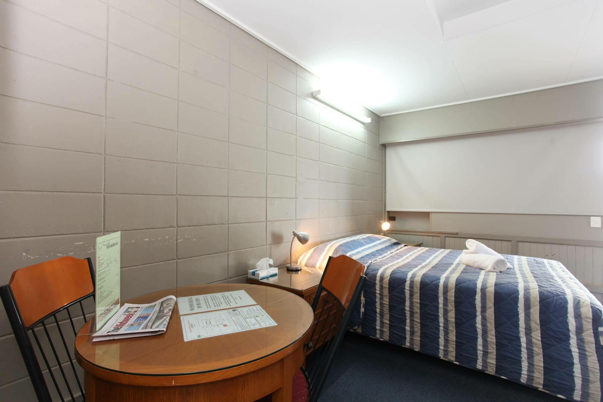 Tandara Hotel Motel Sarina Bagian luar foto