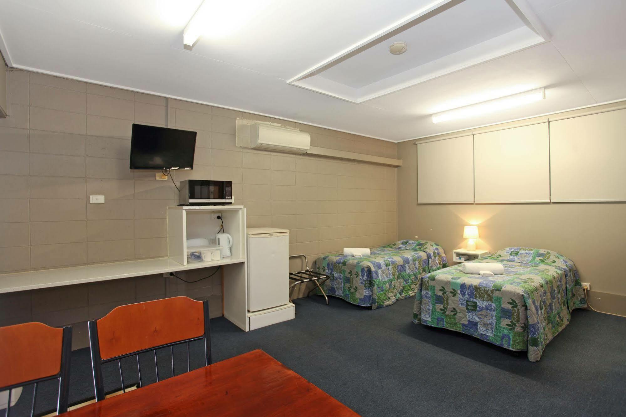 Tandara Hotel Motel Sarina Bagian luar foto