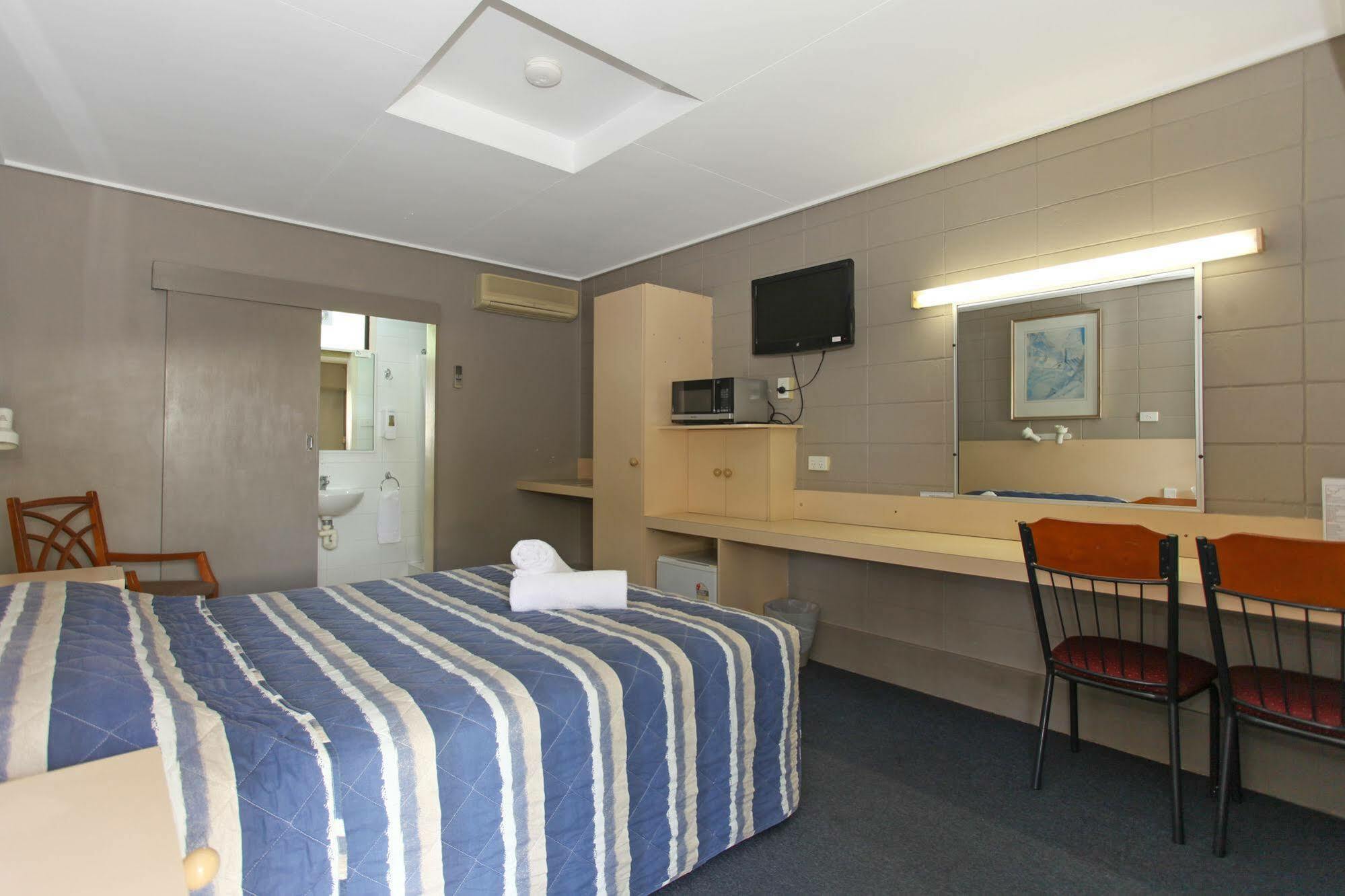 Tandara Hotel Motel Sarina Bagian luar foto