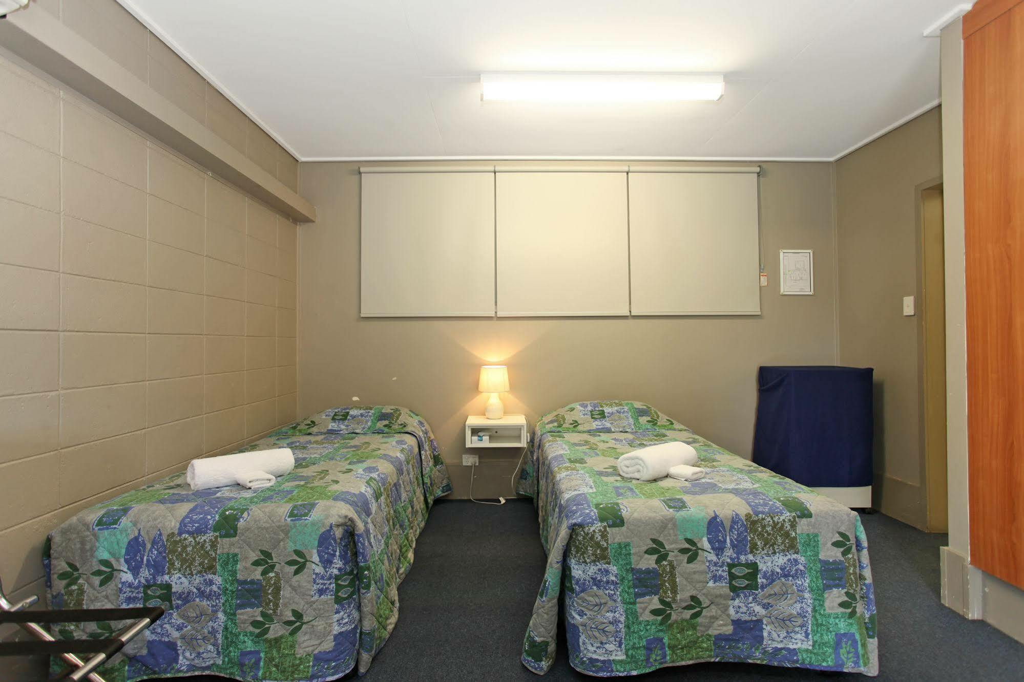 Tandara Hotel Motel Sarina Bagian luar foto