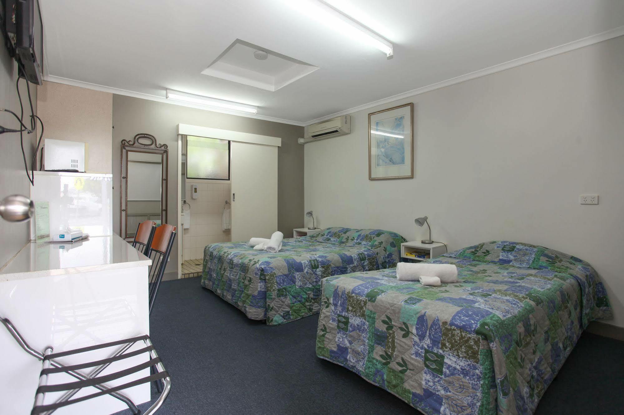 Tandara Hotel Motel Sarina Bagian luar foto
