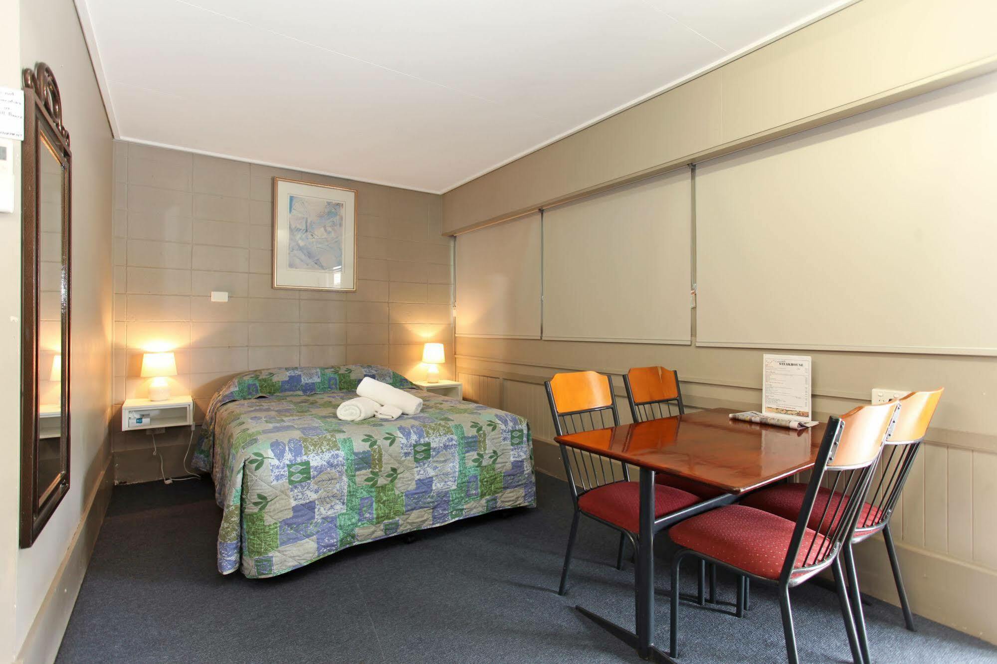 Tandara Hotel Motel Sarina Bagian luar foto